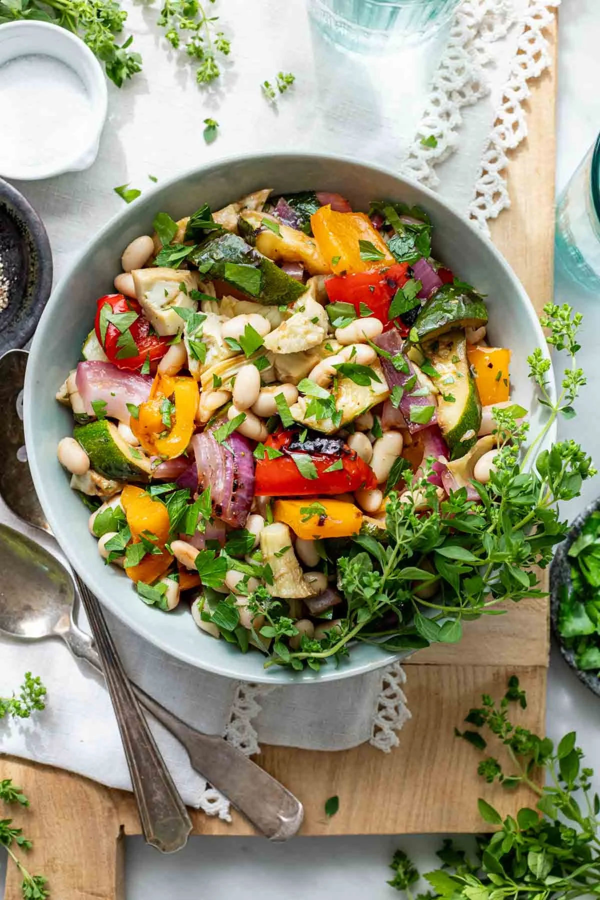 gegrilltes Gemüse mit weißen Bohnen und grünen Küchenkräutern 