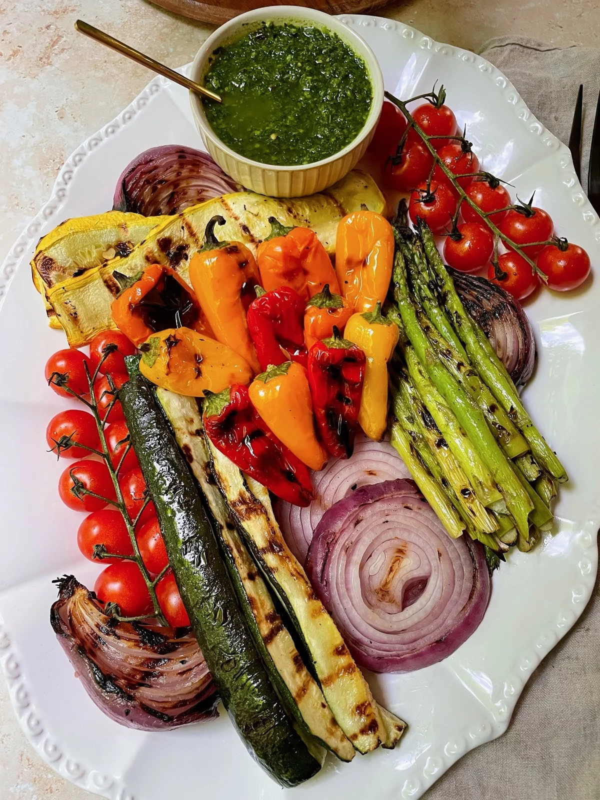paprika, Zucchini, Zwiebel, Spargel mit grünem Pesto serviert