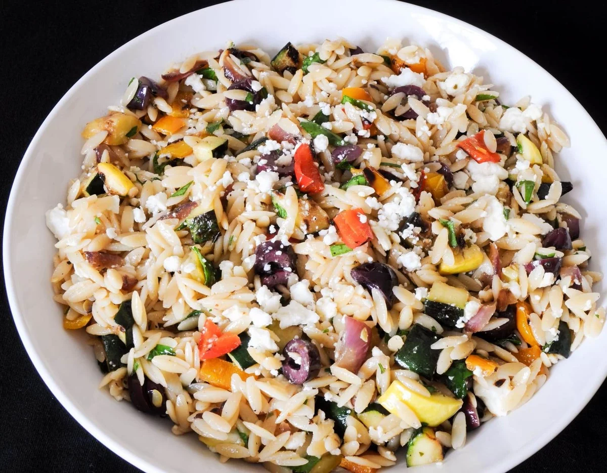 Mix aus gegrilltem Gemüse und Weißreis - leichte Salate zum Grillen