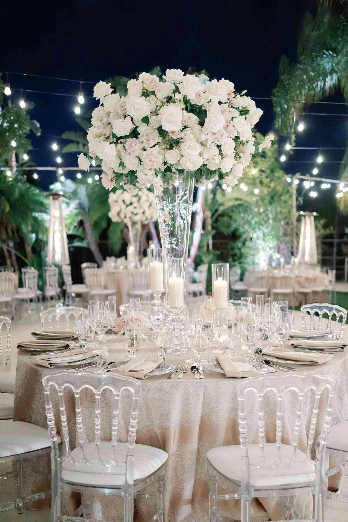 Kristallgläser und weiße Rosen - stilvolle Hochzeit Tischdekoration 
