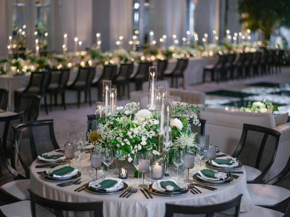 weiß und grün machen eine stilvolle Hochzeit Tischdekoration aus
