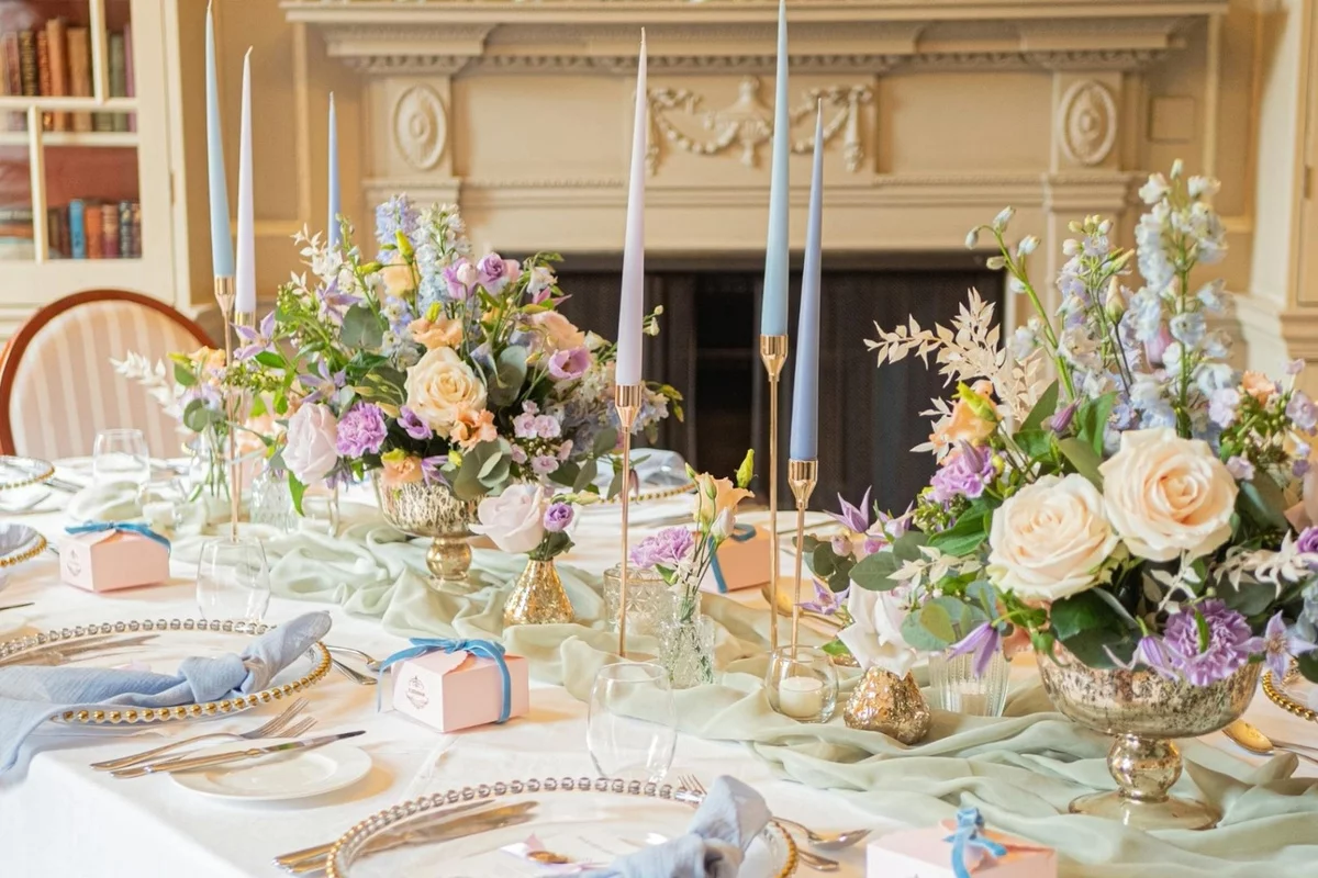 elegante Hochzeit Tischdekoration in zarten Pastellfarben 