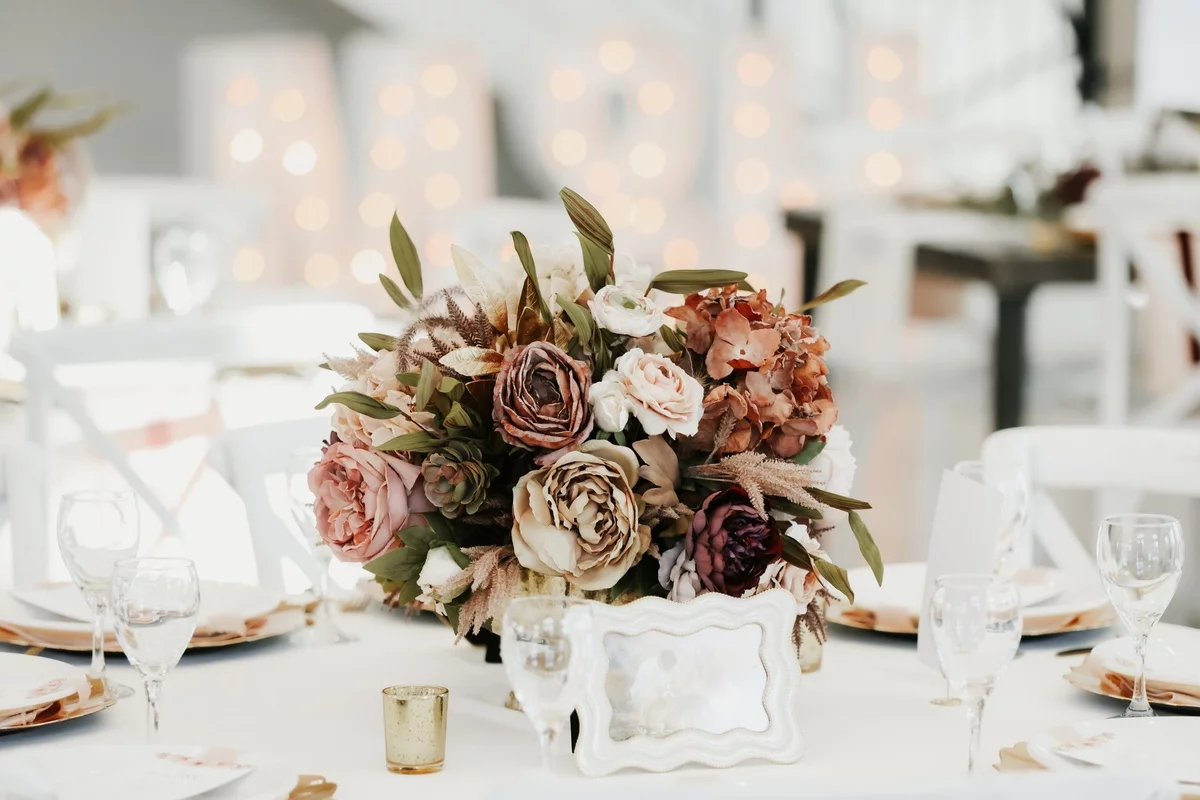 trockene oder künstliche Blumen als Blickfang auf dem Hochzeitstisch 