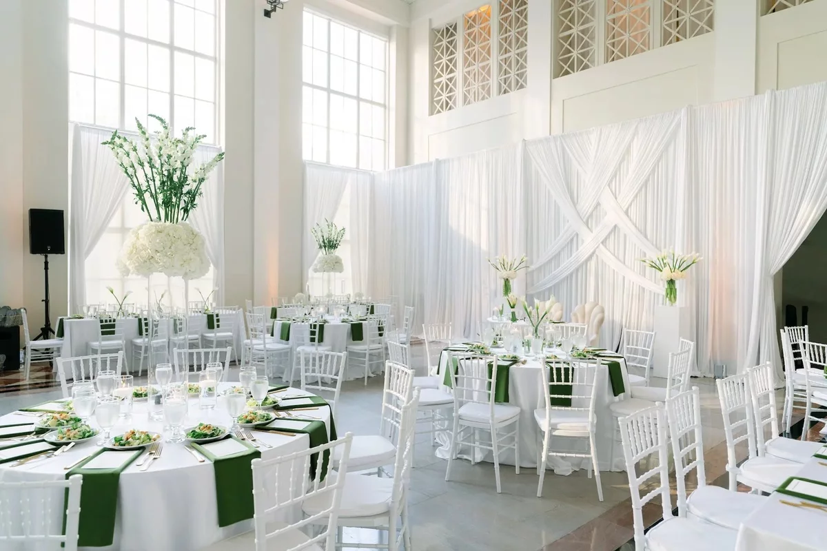 stilvolle Hochzeit Tischdekoration in weiß und grün 