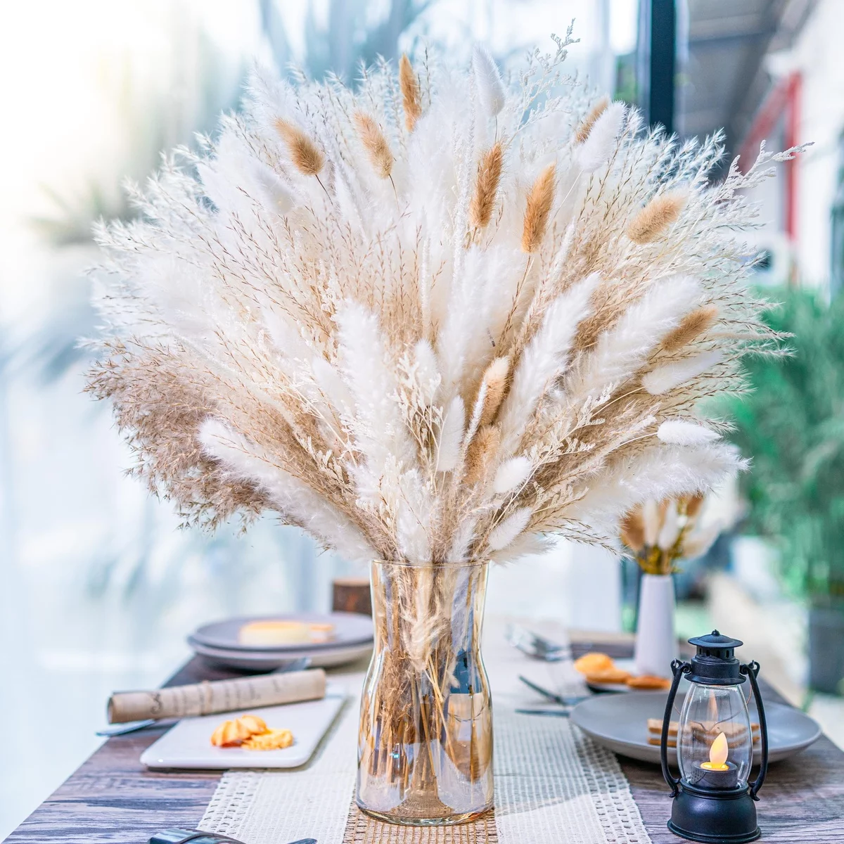 ein Strauß aus Ziergräser kann der Blickfang auf dem Tisch sein - rustikale Hochzeit Tischdekoration 