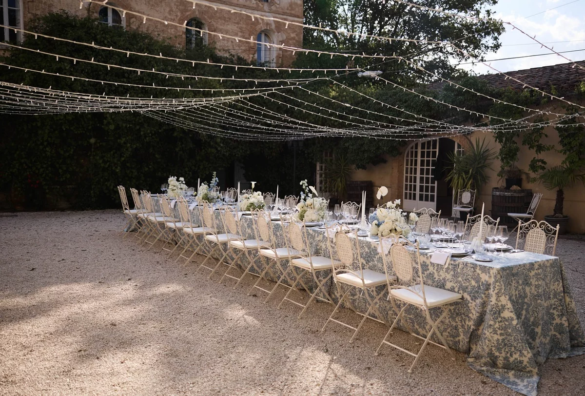 Hochzeit im Garten - bescheidene Tischdekoration und Lichterketten 