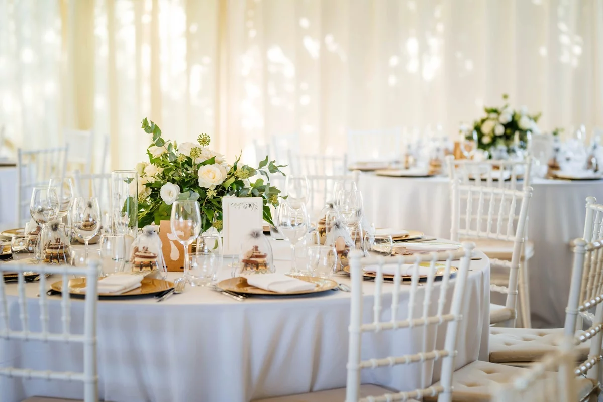 stilvolle Hochzeit Tischdekoration - runde Tische und Deko in hellen Farben 
