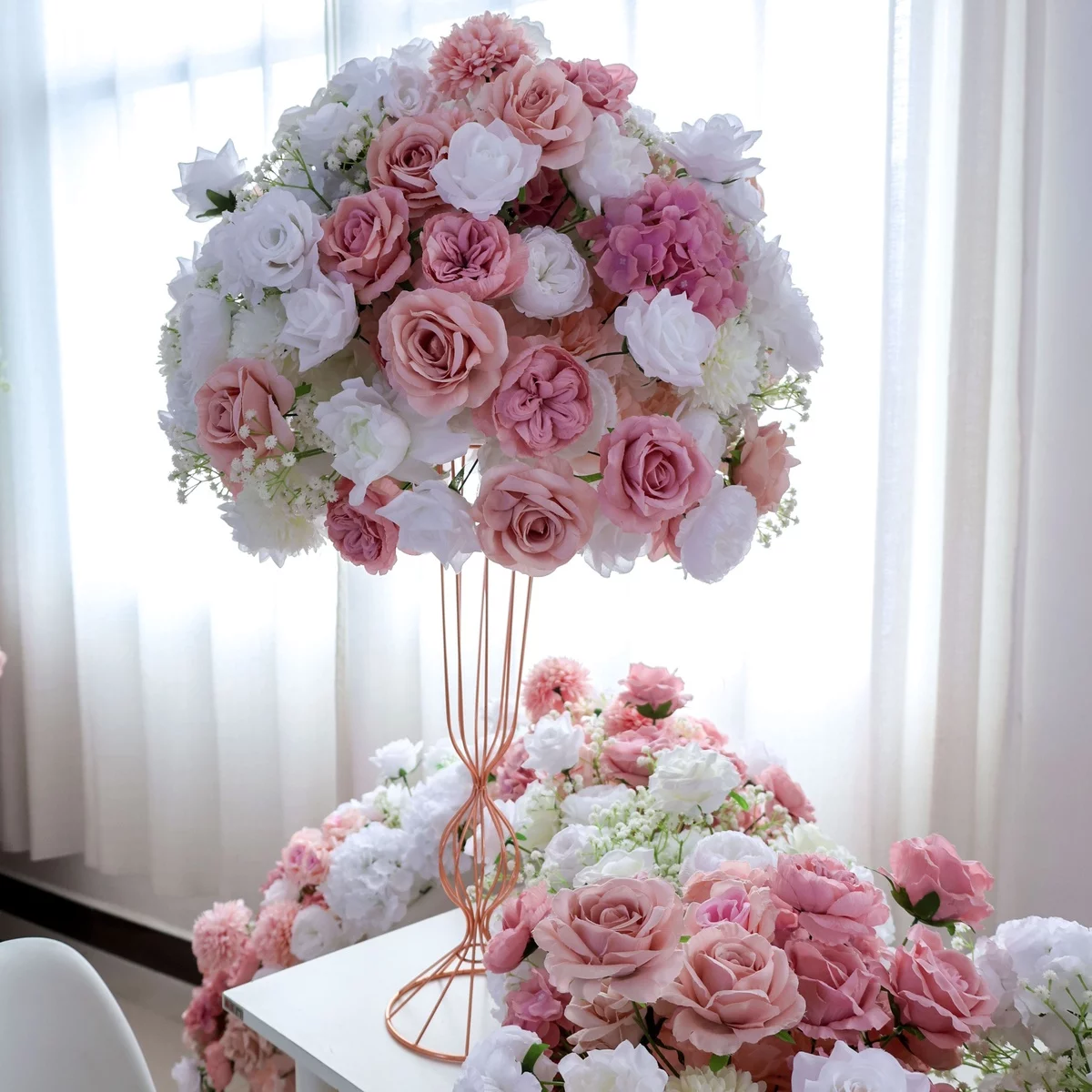 Strauß aus künstlichen Blumen als Blickfang 