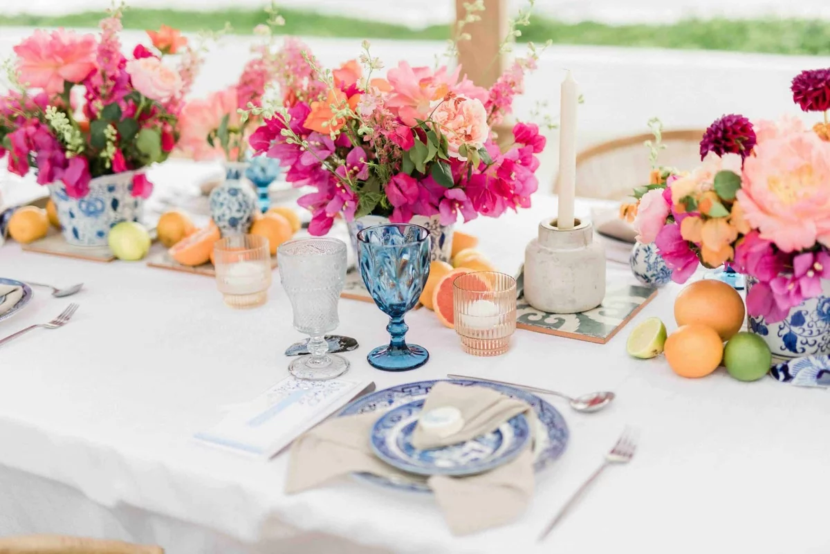 bunte Hochzeit Tischdekoration mit vielen Blumen 
