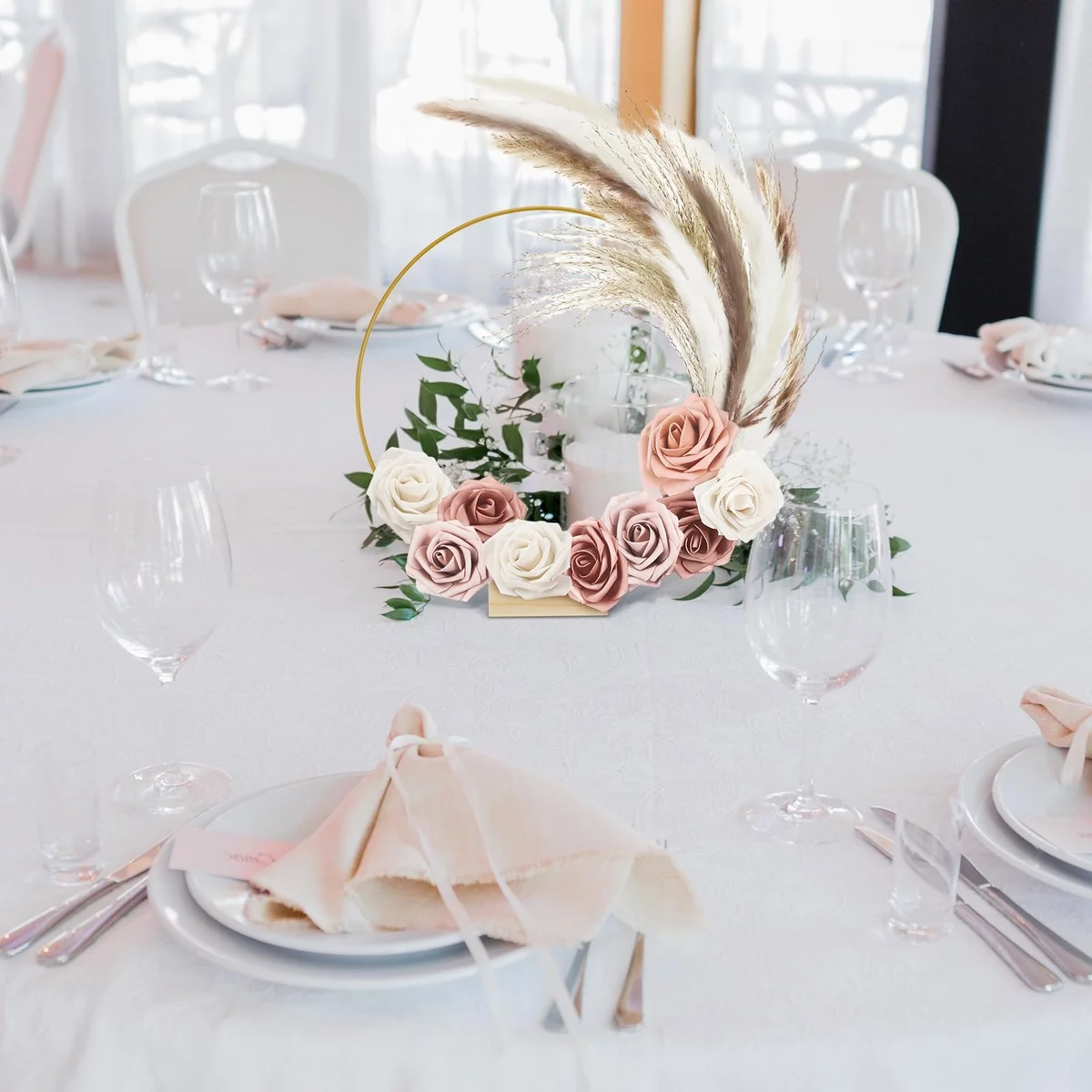 ein Blumenarrangement in zarten Farben - stilvolle Hochzeit Tischdekoration 