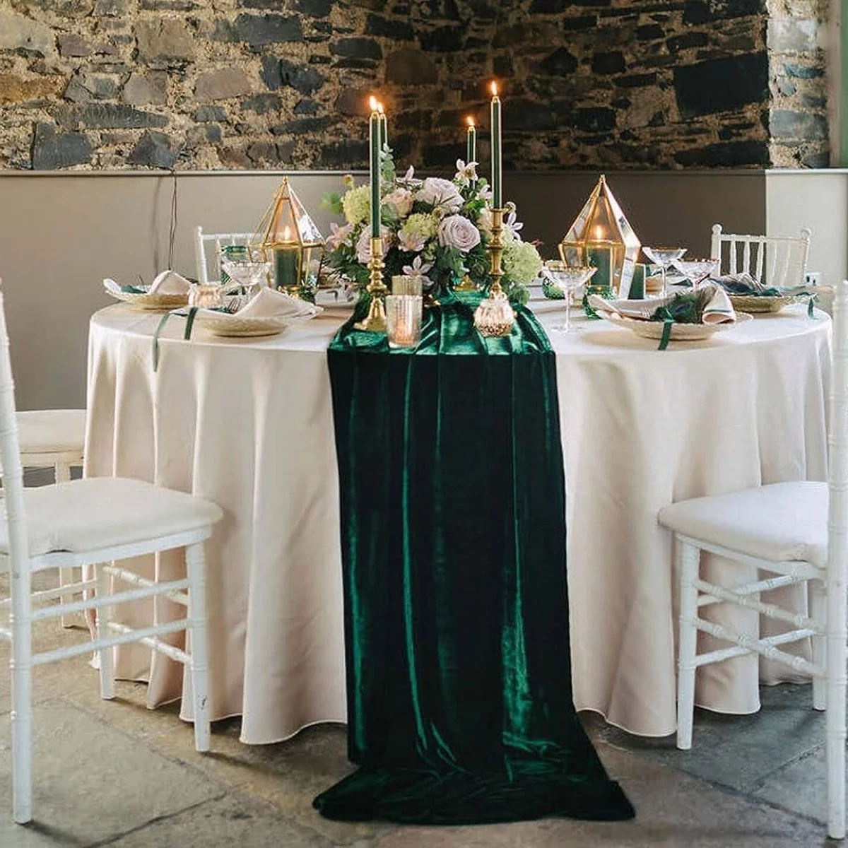 sehr stilvolle Hochzeit Tischdekoration mit Kerzen und dunkelgrünem Tischläufer aus Samt