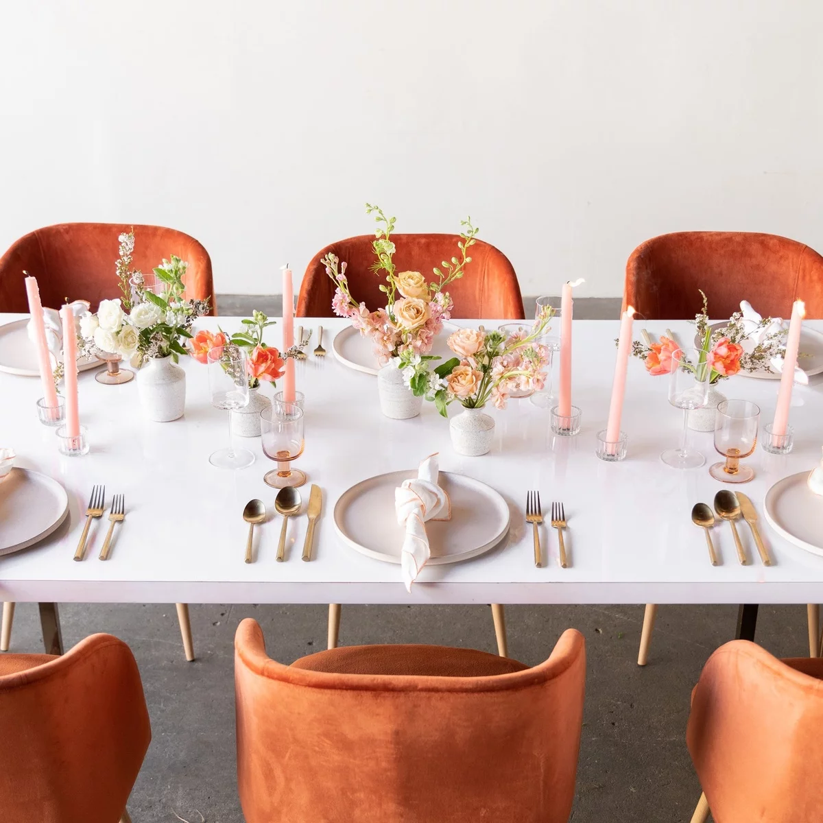 rosa mit weiß und Braunnuancen kombinieren in Hochzeit Tischdekoration 
