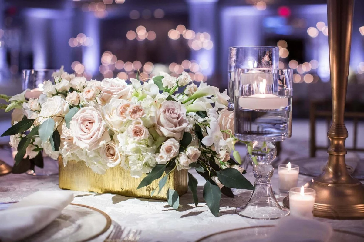 ein schönes Blumenarrangement als Blickfang - stilvolle Hochzeit Tischdekoration 