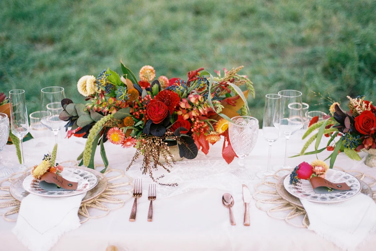 herrliches Blumenarrangement in kräftigen Farben als Blickfang 