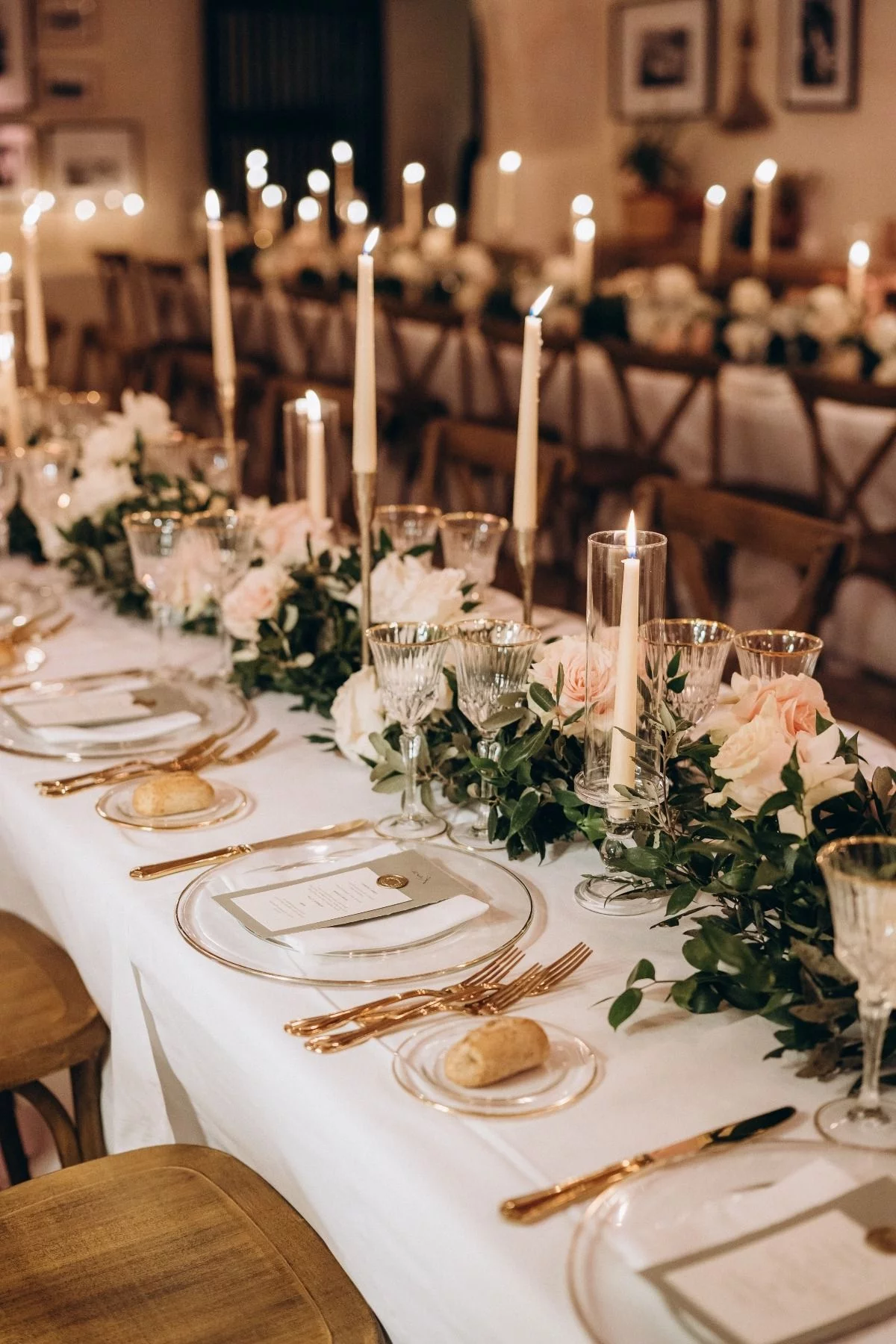 Kristallgläser, Blumen und brennende Kerzen - stilvolle Hochzeit Tischdekoration 