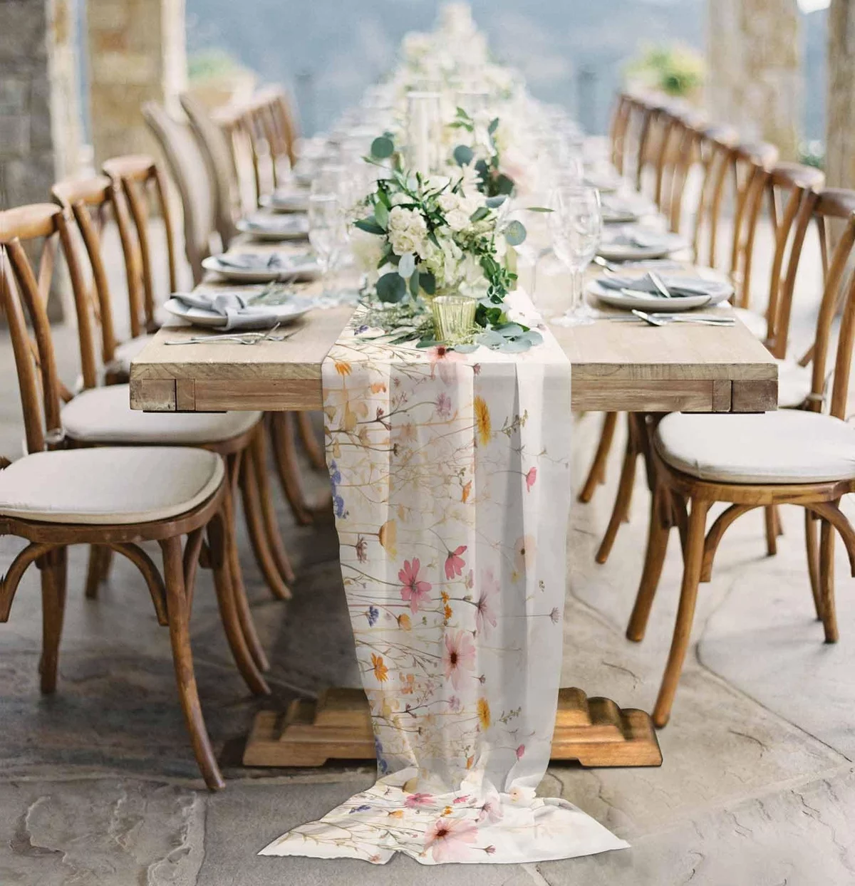 schön gedeckter Tisch für rustikale Hochzeitsfeier