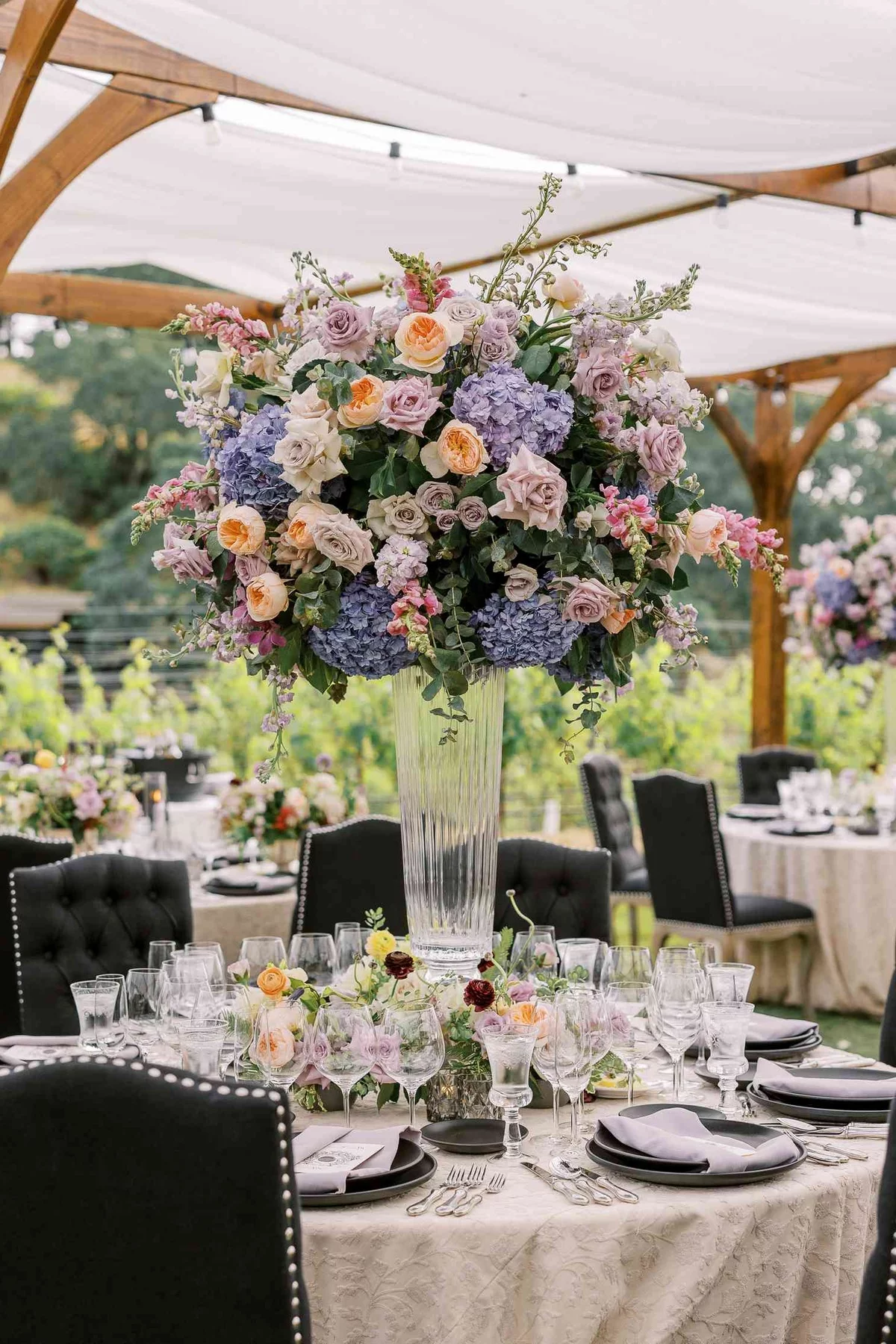 prächtige Blumen in einer hohen Vase sind der Hingucker der Hochzeit Tischdekoration 