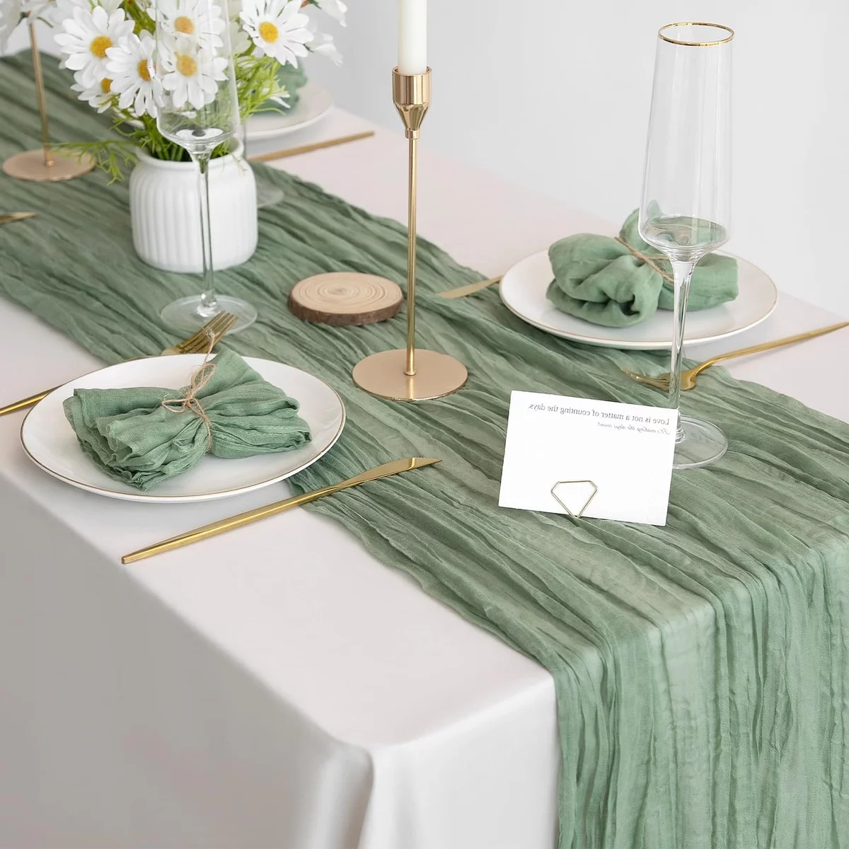 sehr stilvolle Hochzeit Tischdekoration in zartem Grün und Weiß