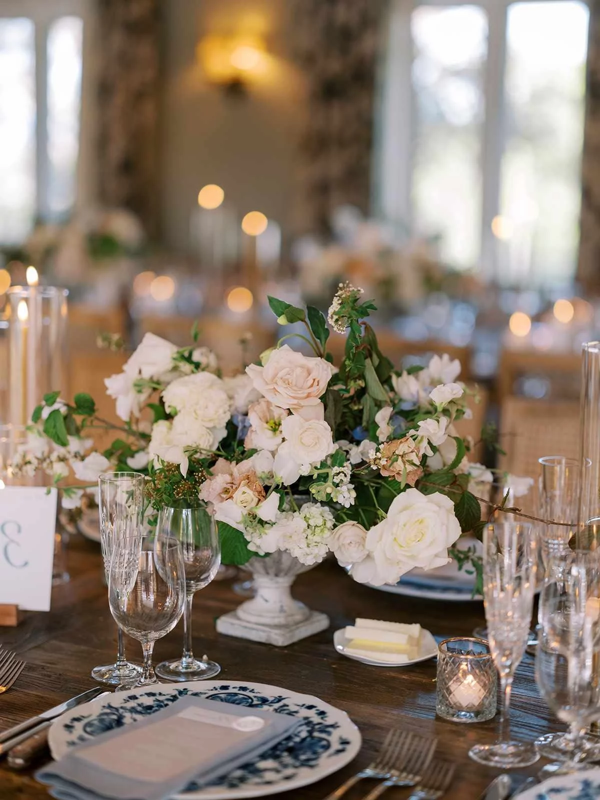 herrliche Rosen in Vasen schmücken den Hochzeitstisch 
