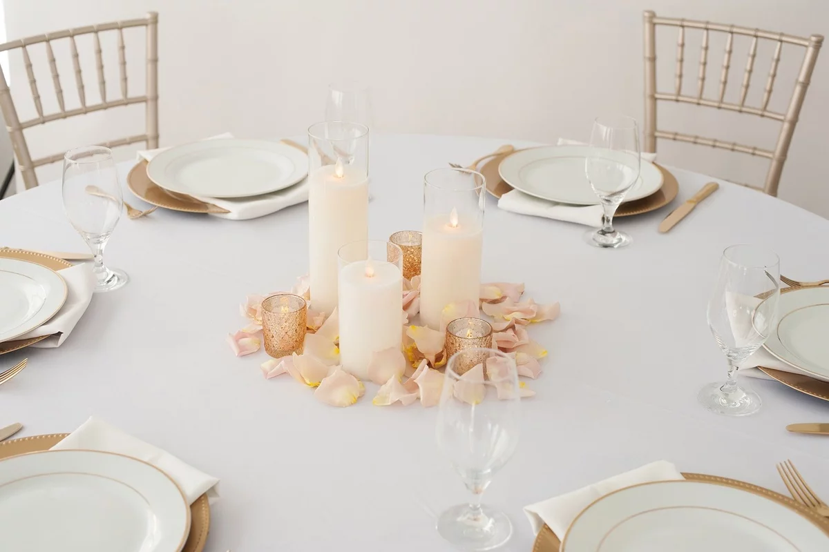 sehr stilvolle, eher minimalistische Hochzeit Tischdekoration mit weißen Kerzen 