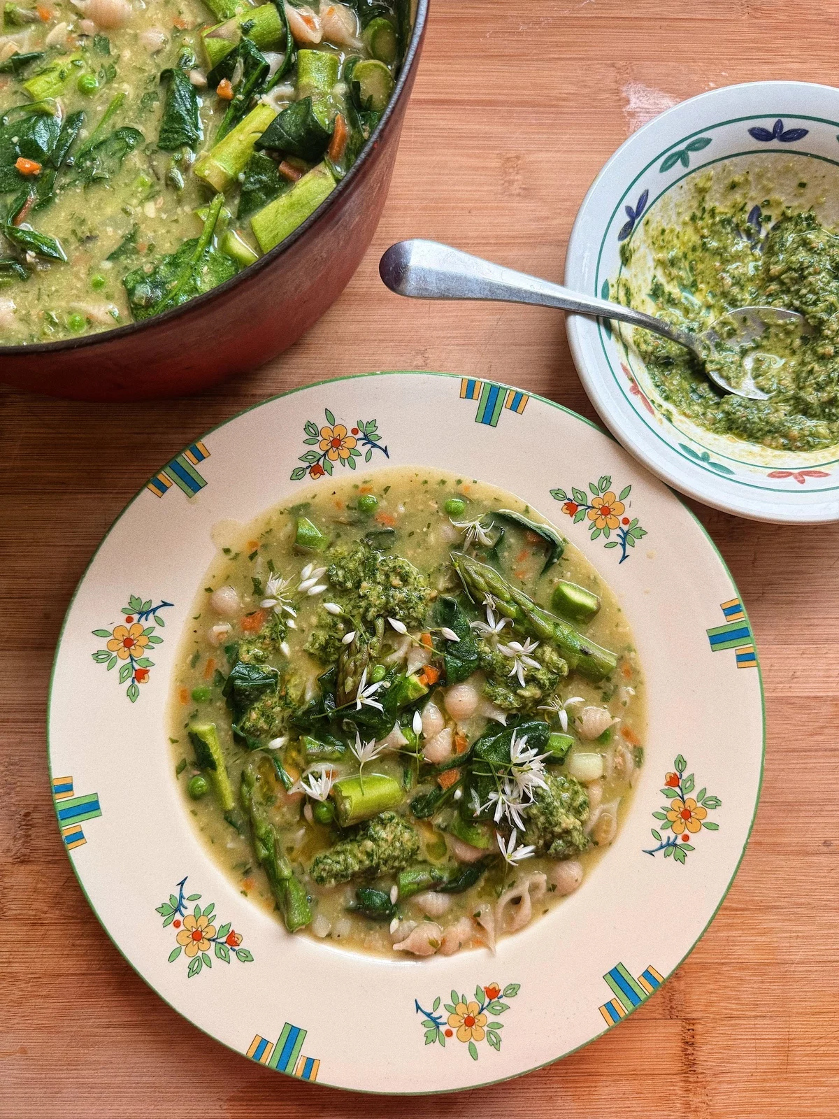 Bärlauch Pesto in eine Gemüsesuppe hinzugeben 