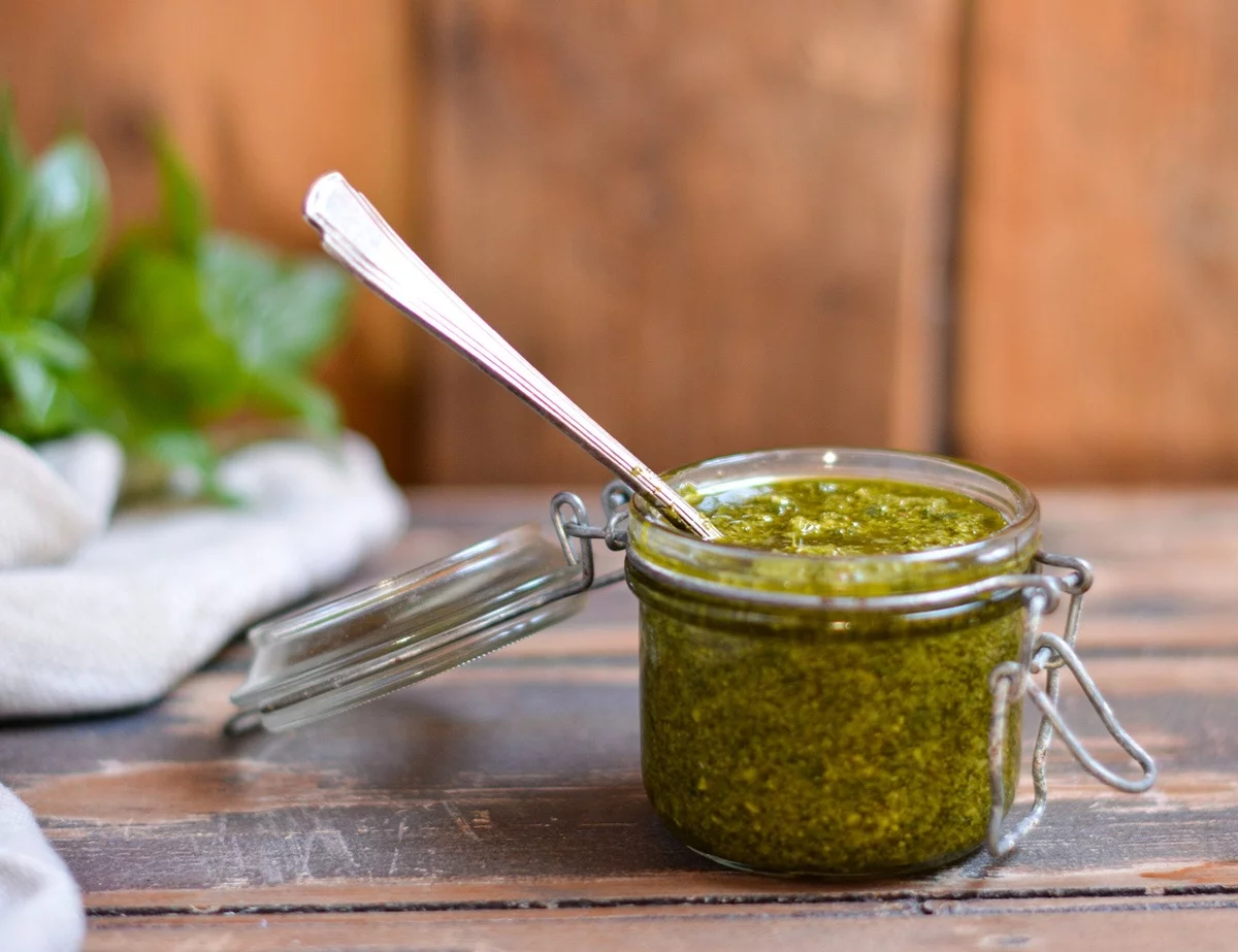 Bärlauch Pesto selber machen und im Glas halten bis zu zwei Wochen 