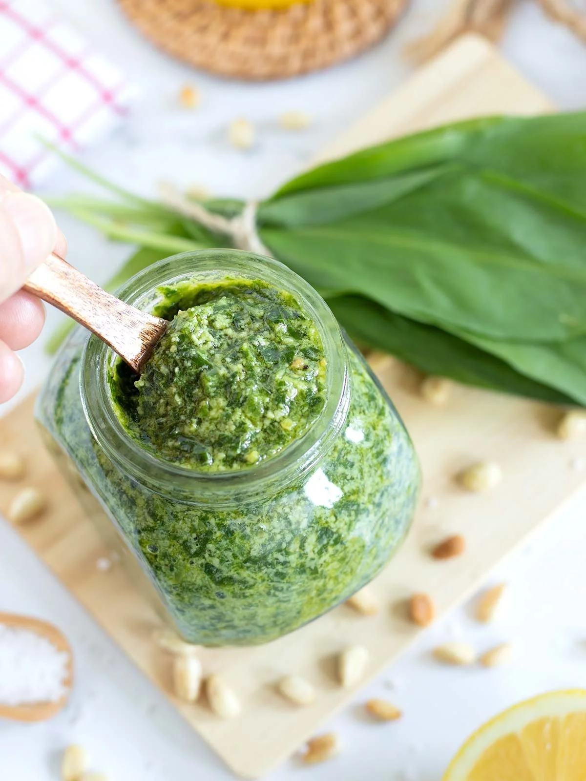 Bärlauch Pesto mit Pinienkernen im Glas aufbewahren 