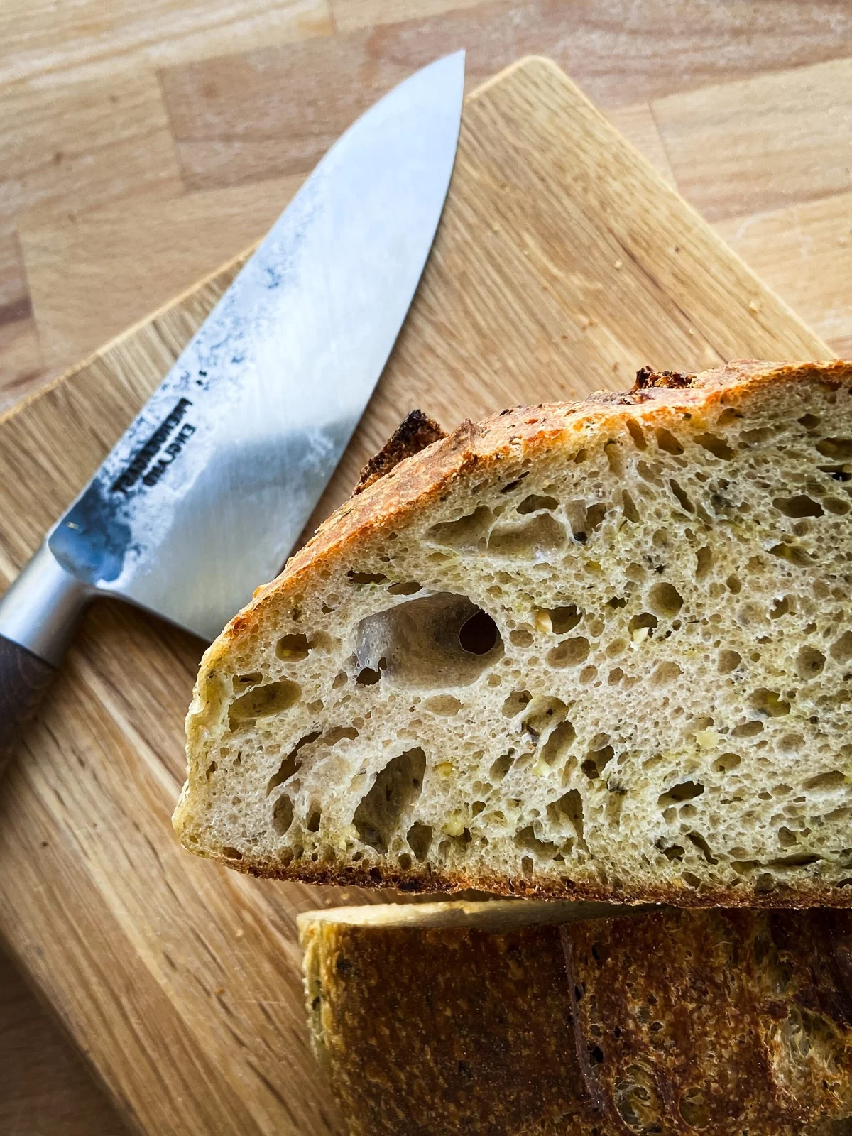 Bärlauch Pesto auf frisch gebackenes Brot streichen - authentischer Geschmack 