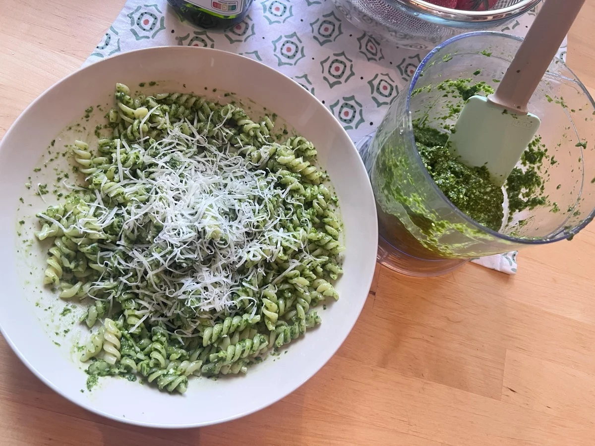 Bärlauch Pesto zu Nudeln hinzugeben - perfekter Geschmack 