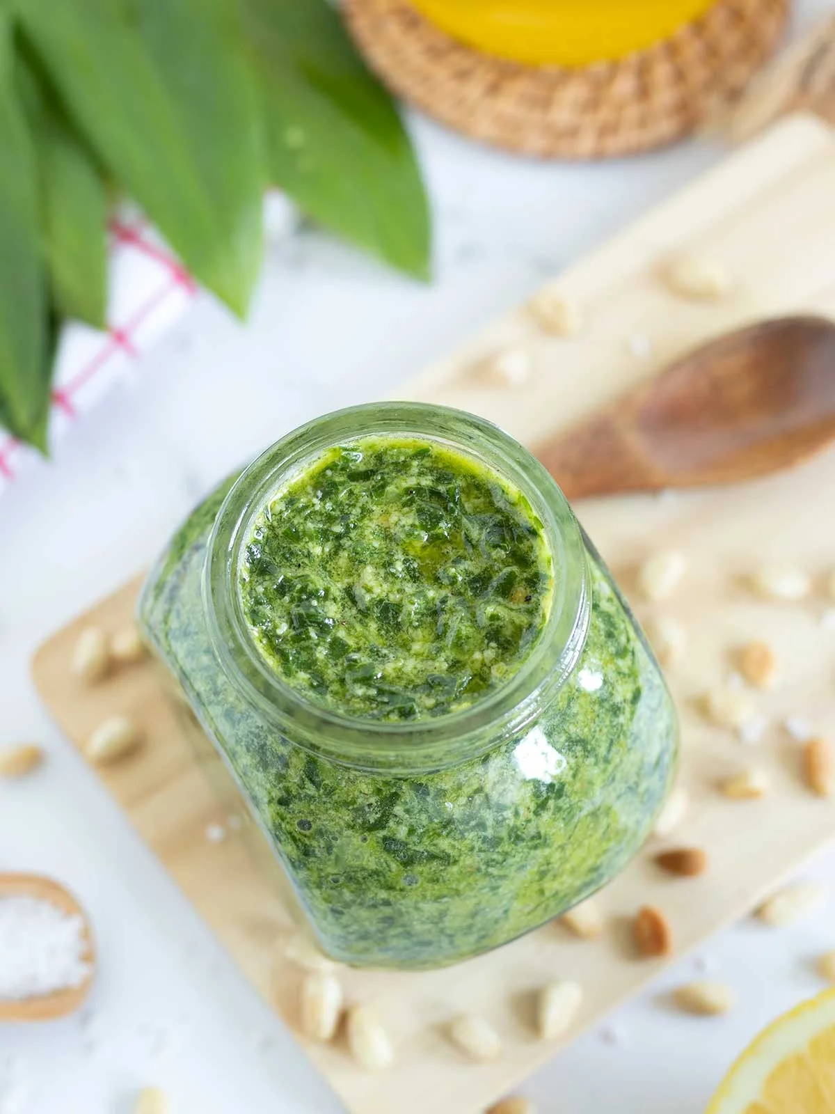 Bärlauch Pesto mit Pinienkernen zu Hause zubereiten 