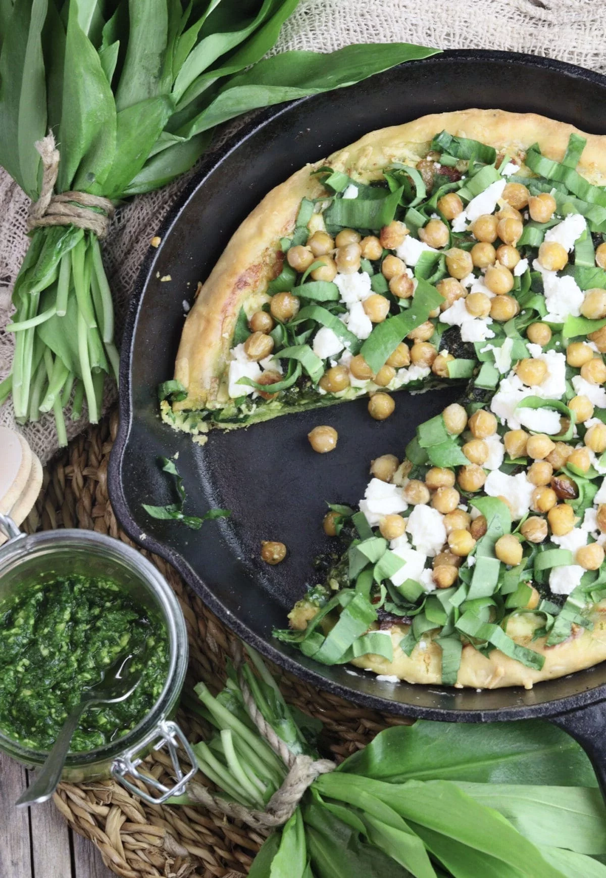 Bärlauch Rezepte - Pizza mit grünen Blättern und Kichererbsen 