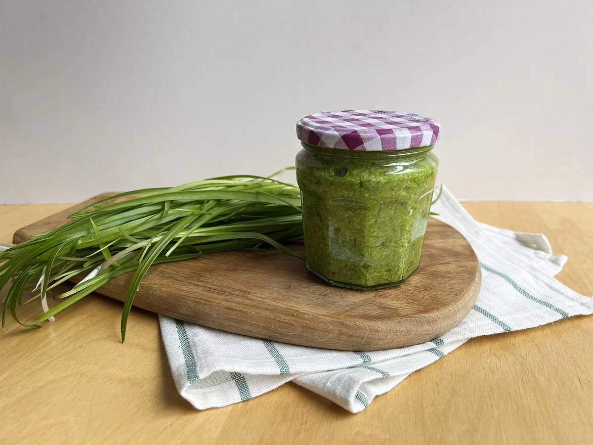 Bärlauch Pesto im Glas mit Deckel aufbewahren 