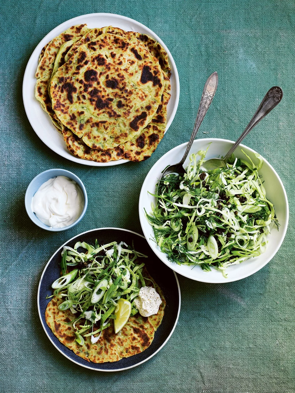 Bärlauch Rezepte - pfannkuchen mit grünen klein geschnittenen Blättern und Joghurt kombinieren 