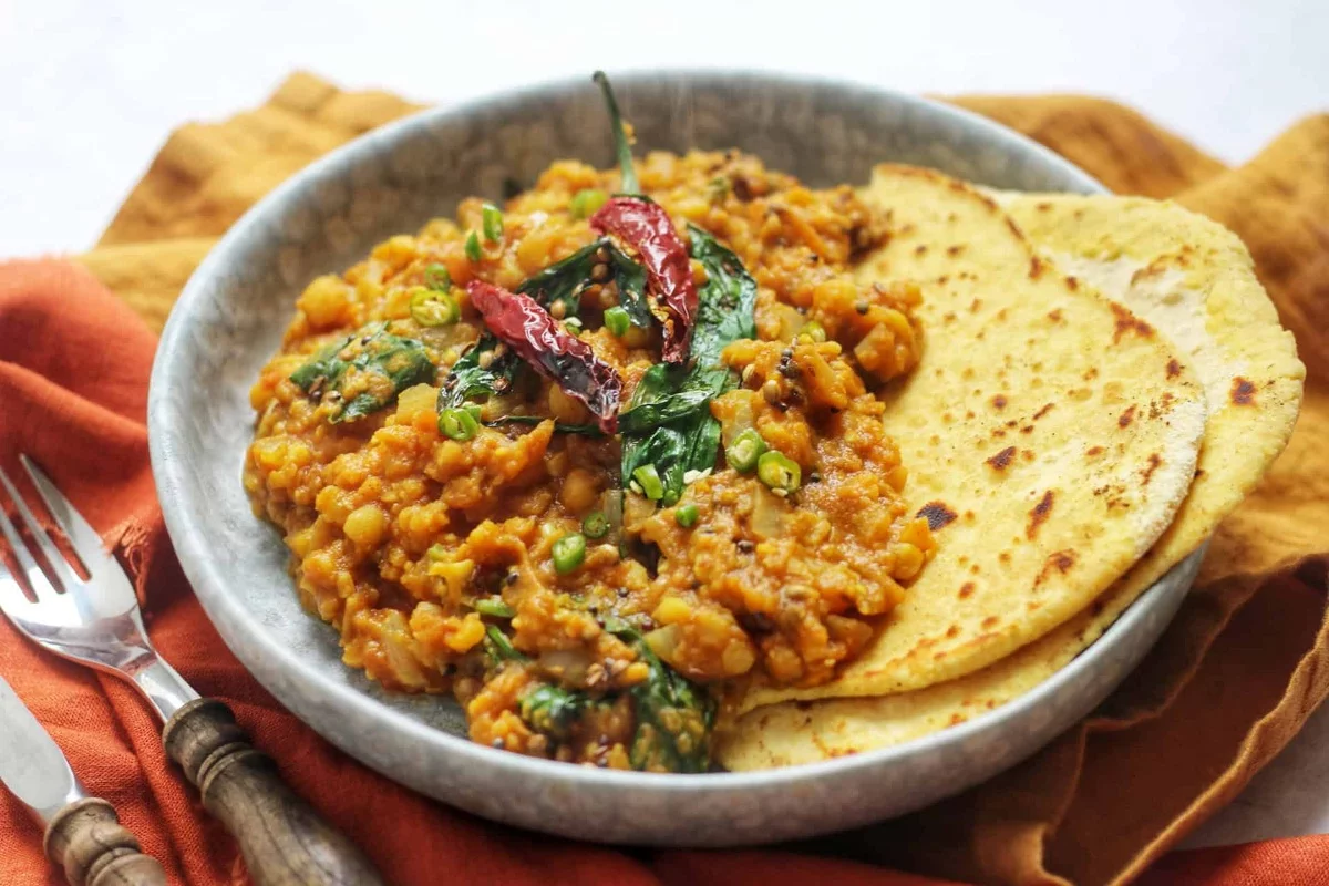 Pfannkuchen mit pikantem Püree mit Bärlauch und scharfen Paprika