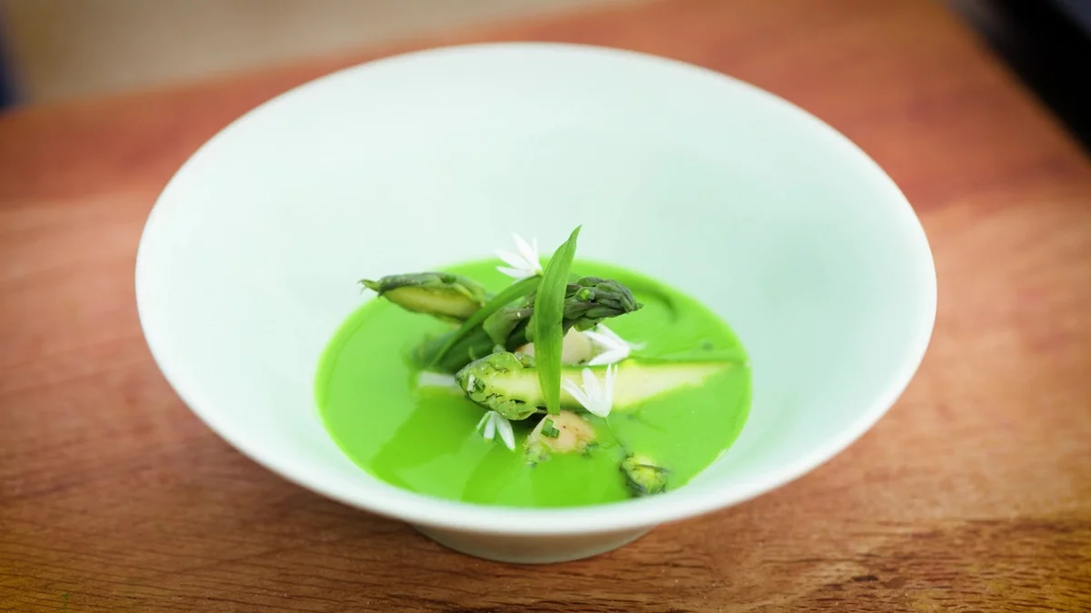 Bärlauch Rezepte - Suppe mit Bärlach Blättern dekoriert