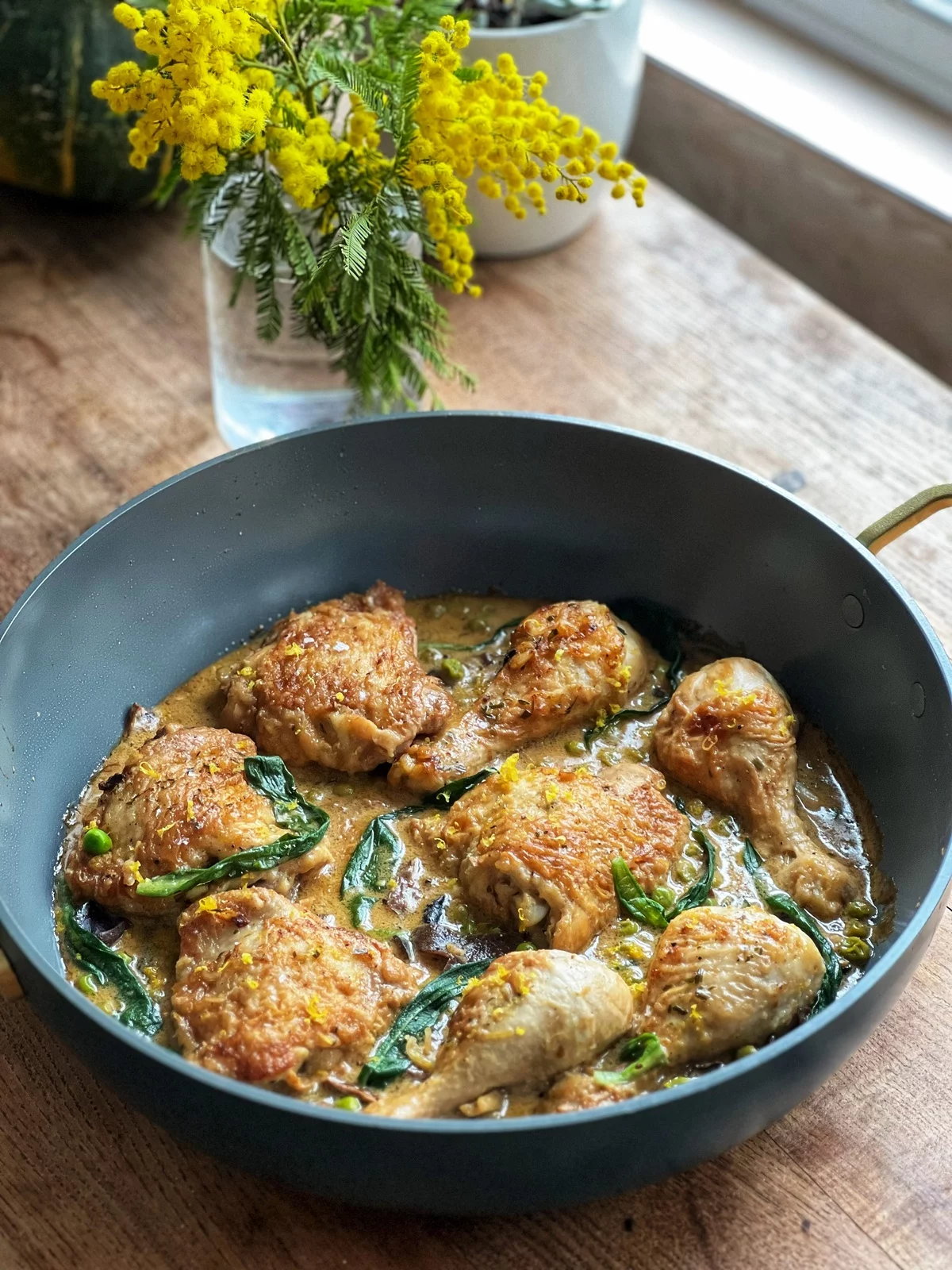 Hähnchenfleisch in der Pfanne mit Bärlauch 