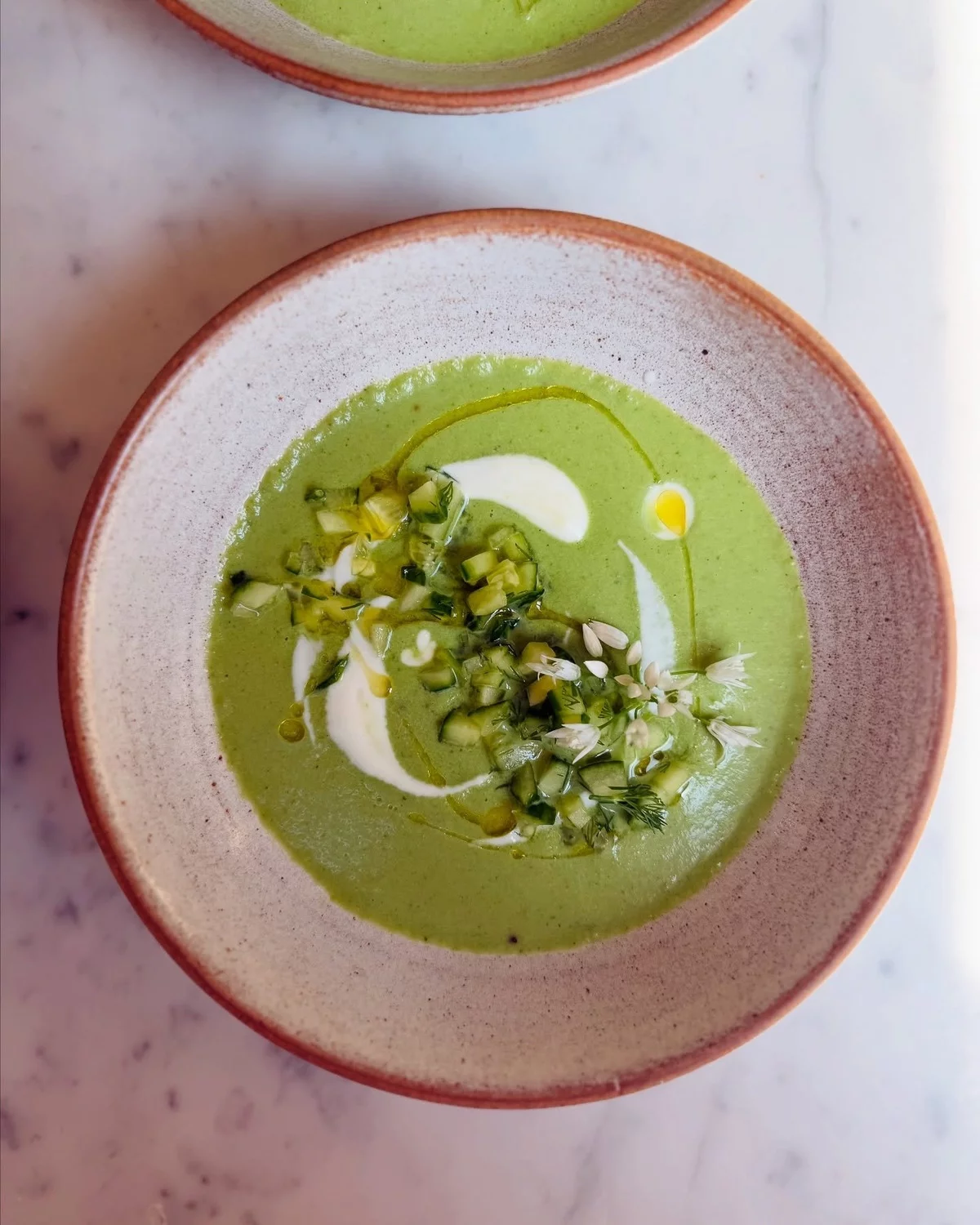 fein dekorierte Bärlauchsuppe im Suppenteller