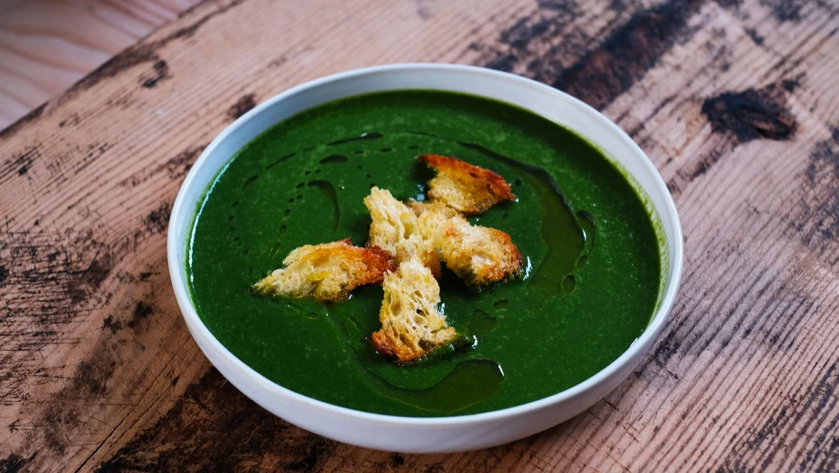 gesunde Bärlauchsuppe mit Croutons serviert