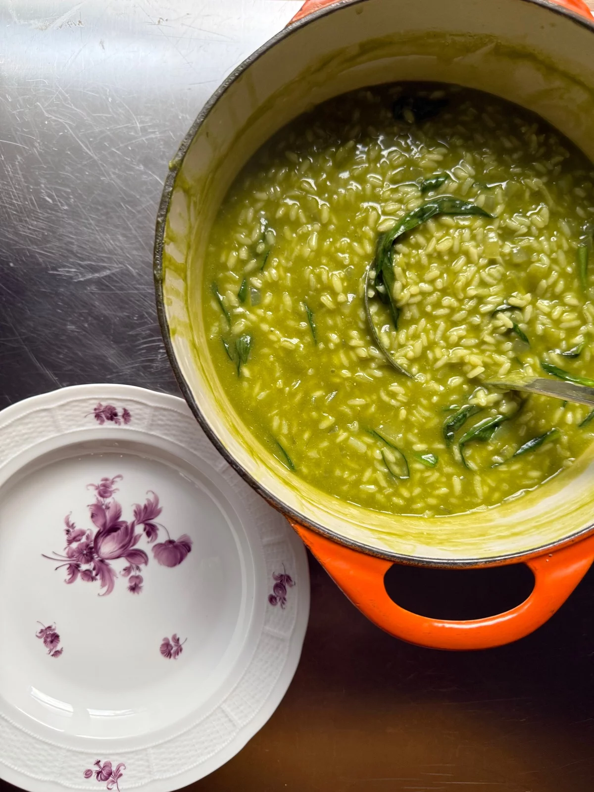 gesunde Bärlauchsuppe mit Reis zubereitet 