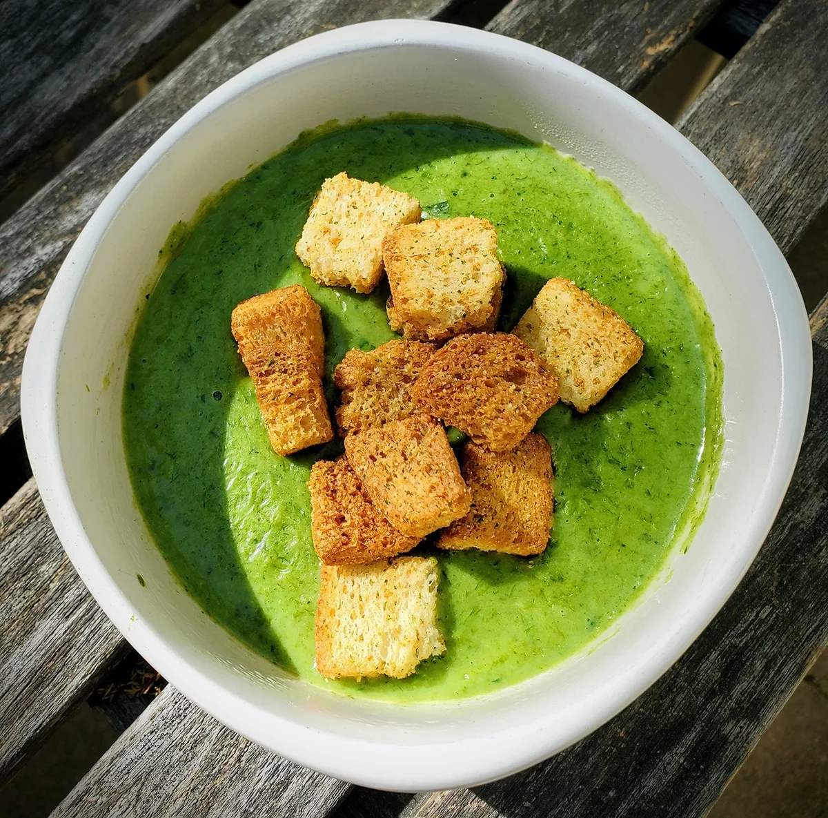 leckere Bärlauchsuppe mit Croutons serviert