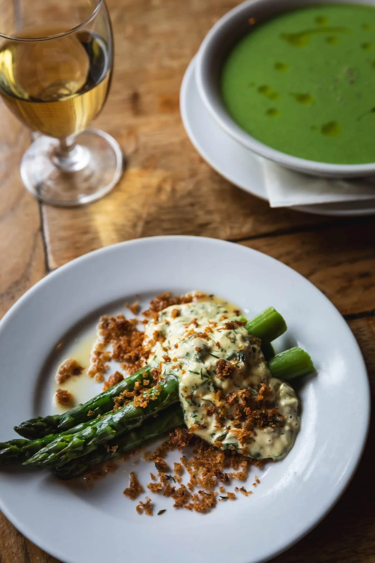 Bärlauchsuppe mit ein Spargelgericht und ein Glas Bier