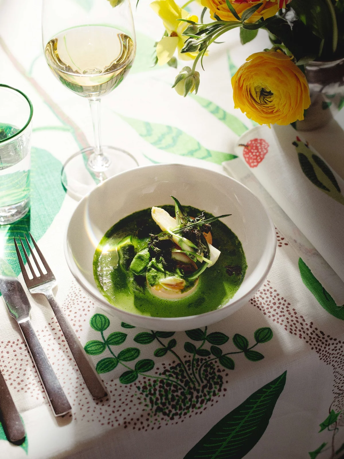 gesunde Bärlauchsuppe mit einem Glas Wein serviert