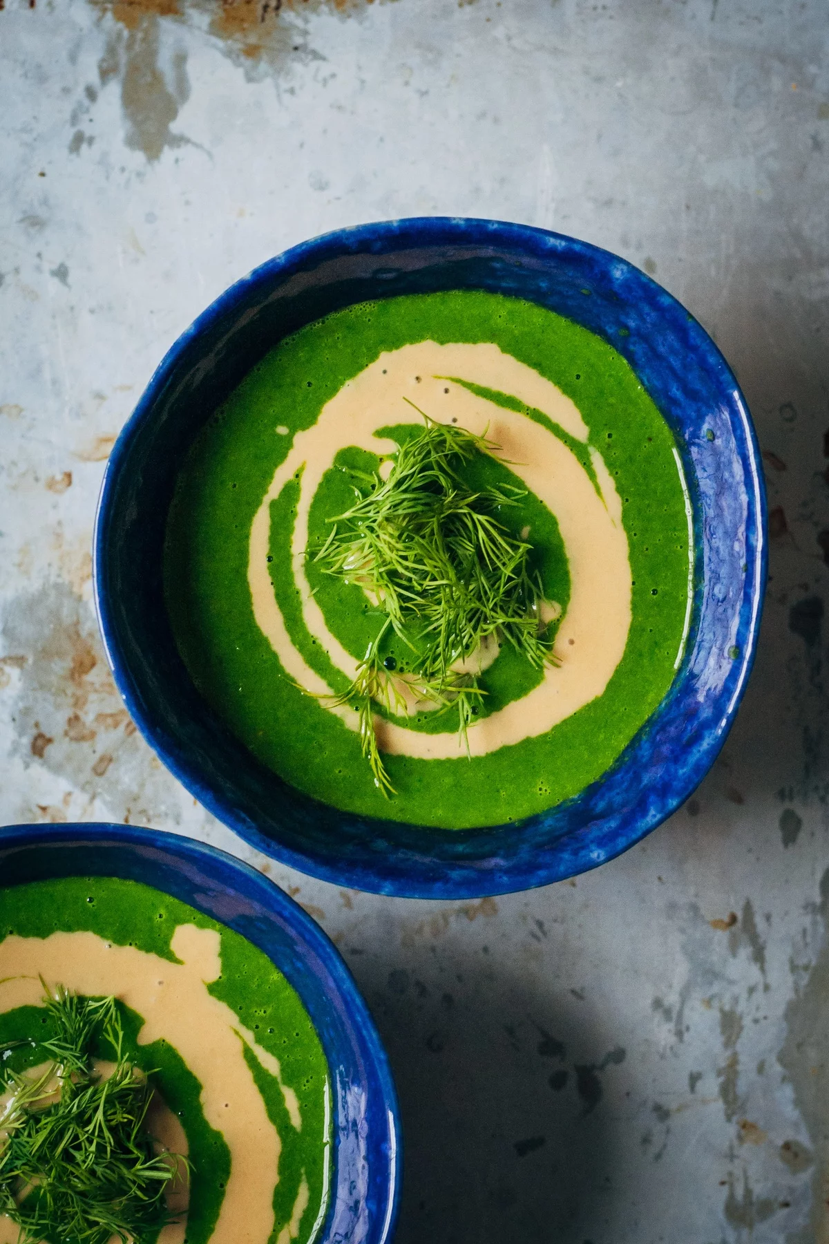 gesunde Bärlauchsuppe mit frischem Dill darauf 