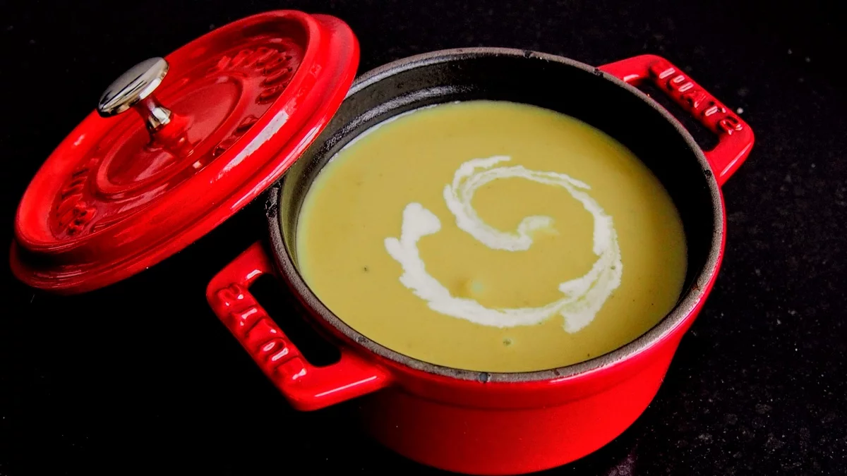 gesunde Suppe im Topf zubereitet 