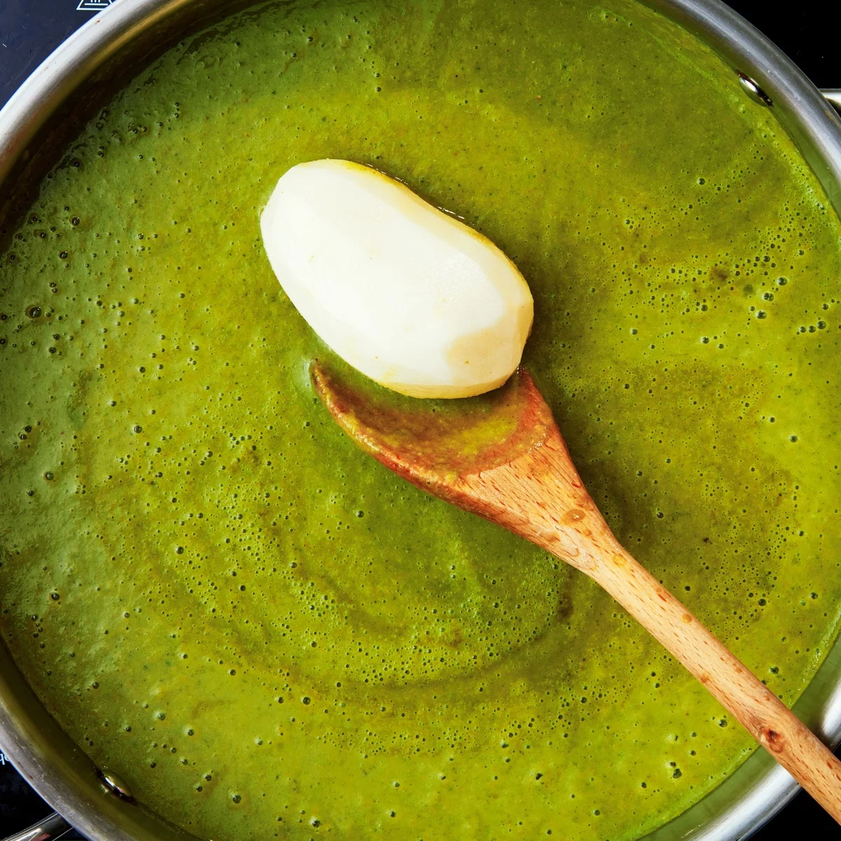 gesunde Bärlauchsuppe mit Kartoffel zubereitet 