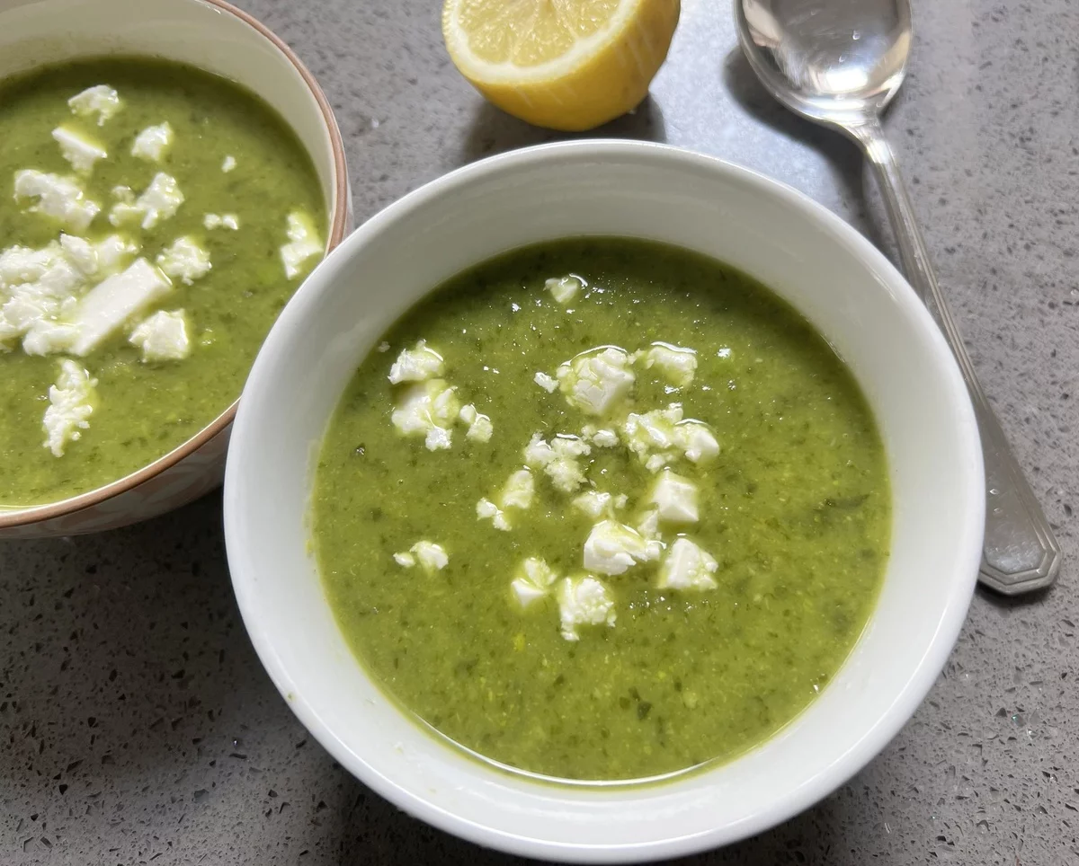 leckere Bärlauchsuppe mit Karfiol und Zitrone serviert