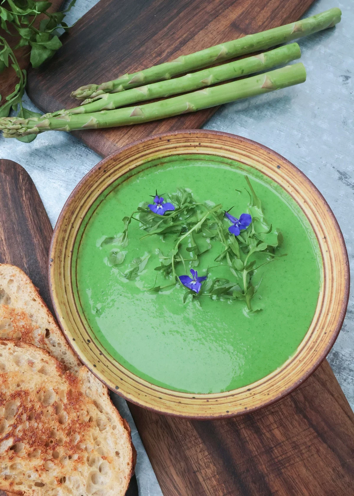 leckere Bärlauchsuppe mit essbaren Blüten serviert