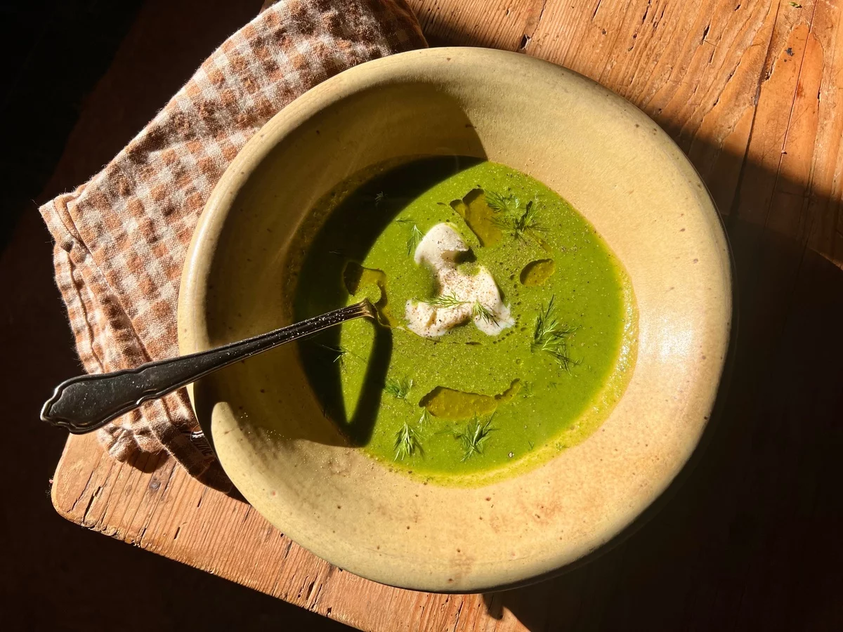  Bärlauchsuppe im tiefen Suppenteller mit Sahne serviert