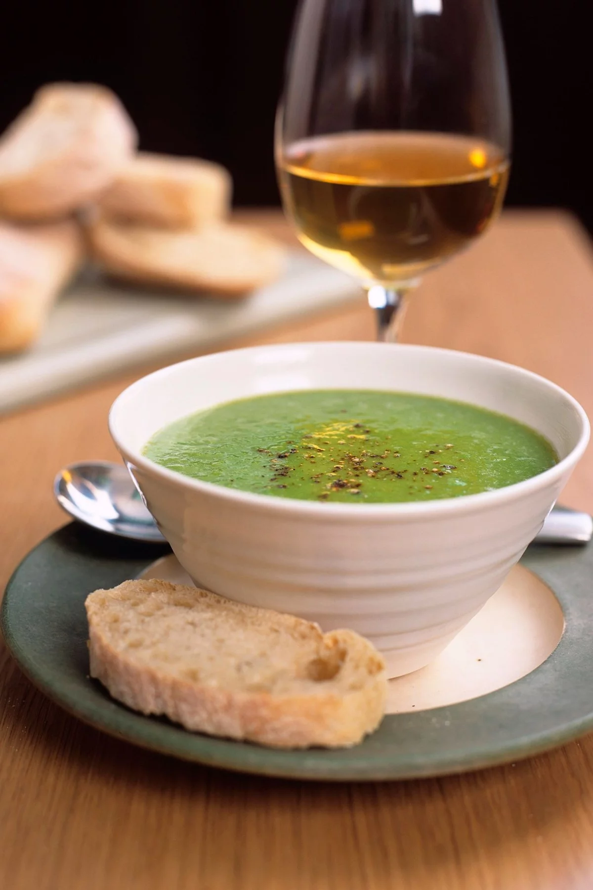 gesunde Bärlauchsuppe mit Zoastbrot und ein Glas Bier daneben
