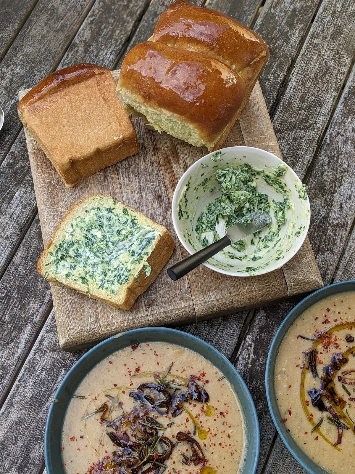 Suppe und Bärlauch Pesto auf frischem Brot
